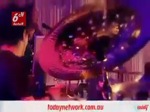 Avril Lavigne - Girlfriend (2DayFm World Famous Rooftop)