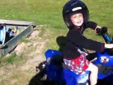 Enzo 4 ans, belle chute en quad !!! (Crash ATV)