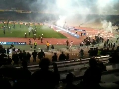 Ξύλο οπαδών με παίκτες του Ατρομήτου