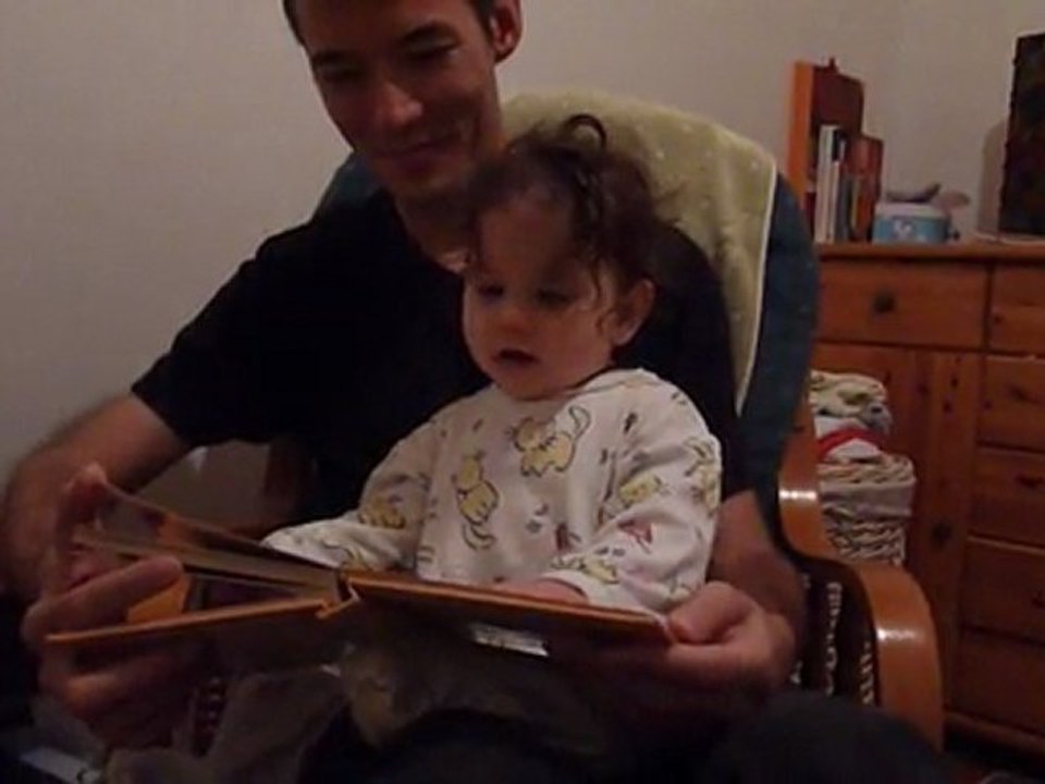 Hermine raconte une histoire à son papa (pendant 30 min !)