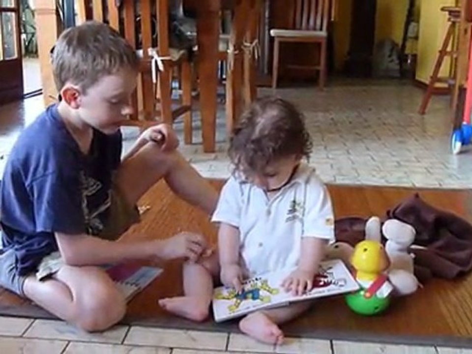 Hermine et Jolan jouent