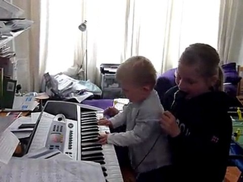 20110415 Londres Clara et Romain font de la musique