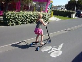 20110418 Clara en trotinette Lacanau