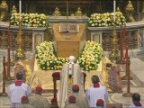 El papa Benedicto XVI venera el féretro de Juan Pablo II