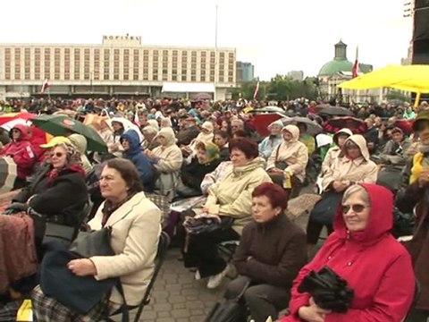 Béatification Jean Paul II: les Polonais suivent la cérémonie