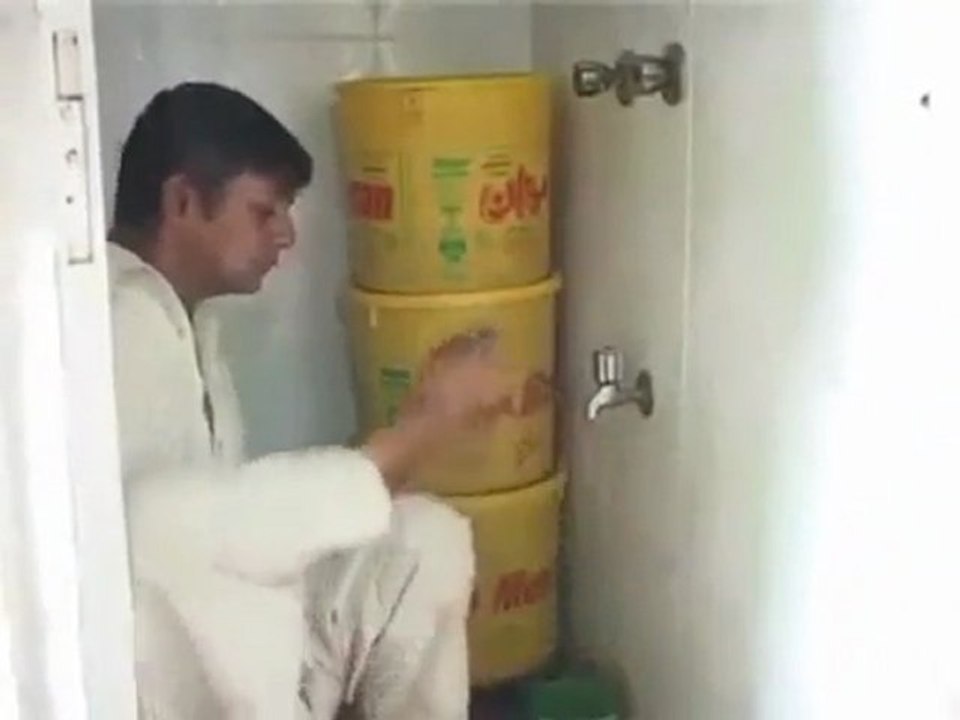 Soubhanallah malgré sont handicap il travaille, il pris et il lit le coran