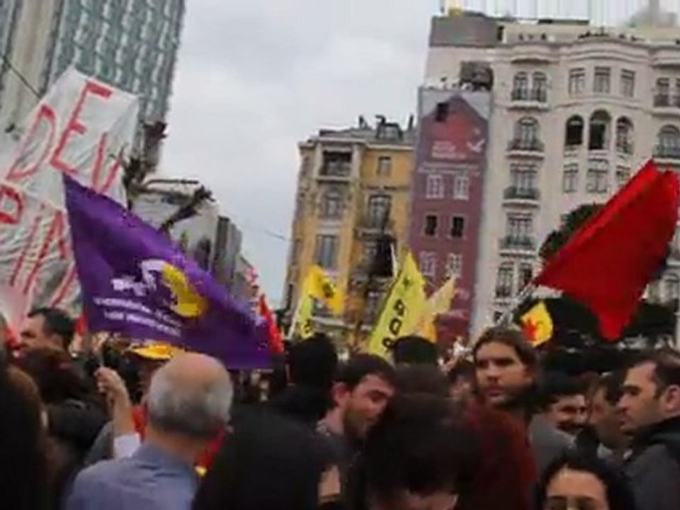 Grup Yorum konseri Taksim Meydanında 1 mayıs 2011 - concert de Grup Yorum pour le 1er mai à Taksim, Istanbul