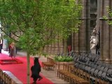 Royal Wedding | Radschlagender Priester