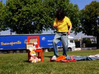 Edouardo monte sur l'escabeau