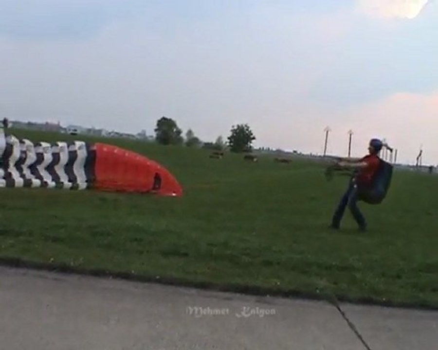 Tempelhof havalani bosalinca bakin nasil görünüyor- Nisan 2011 April -Mehmet Kalyon-Flughafen Tempelhof wurde zum Park.