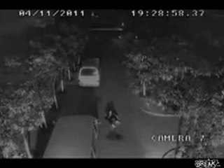 Homme court pour échapper à la foudre