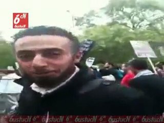 Filistinli Baba Oğul Türk Bayrağını Öpüyor..