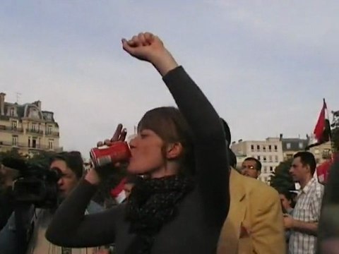 Manif 1 Mai 2011 Paris: HK et les saltimbanques - On lâche rien