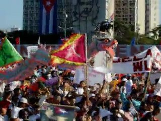 Multitudinarios desfiles en Cuba apoyan reformas de Raúl Castro