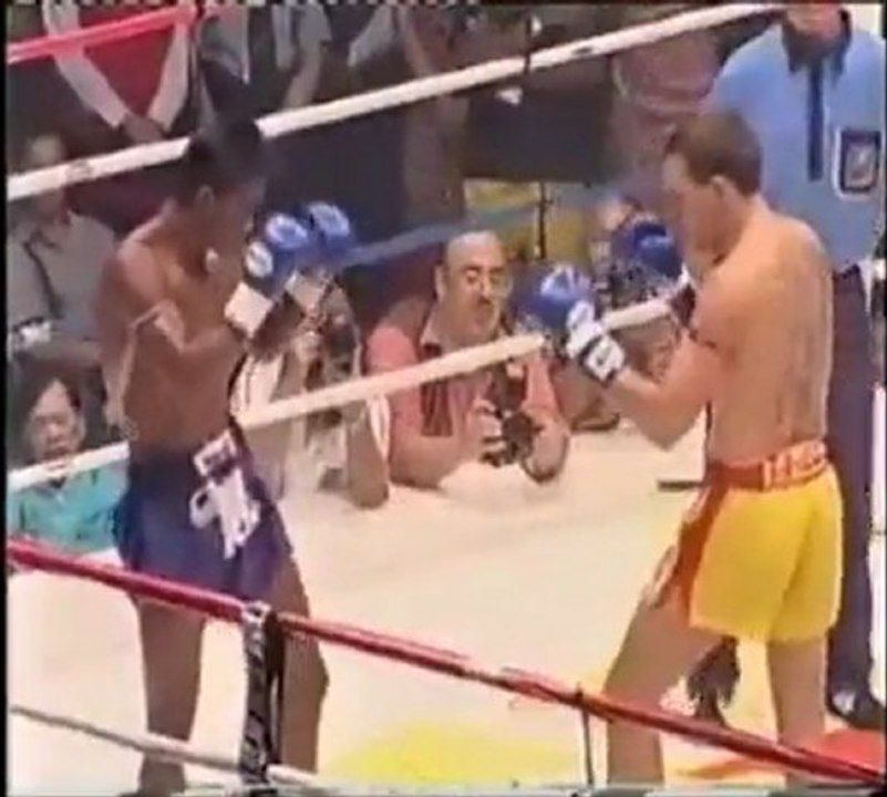 Buakaw vs Jean Charles Skarbowsky - Muay Thai fight part 1