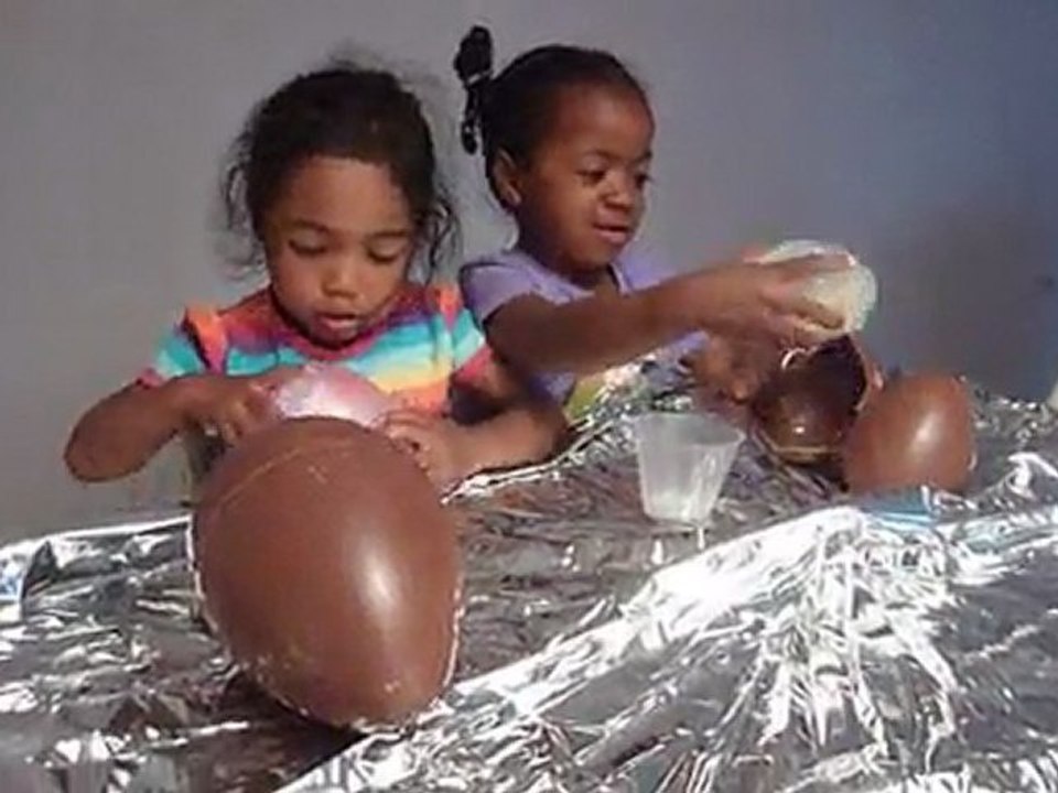 Valisoa et Ana ouvrent un oeuf en chocolat