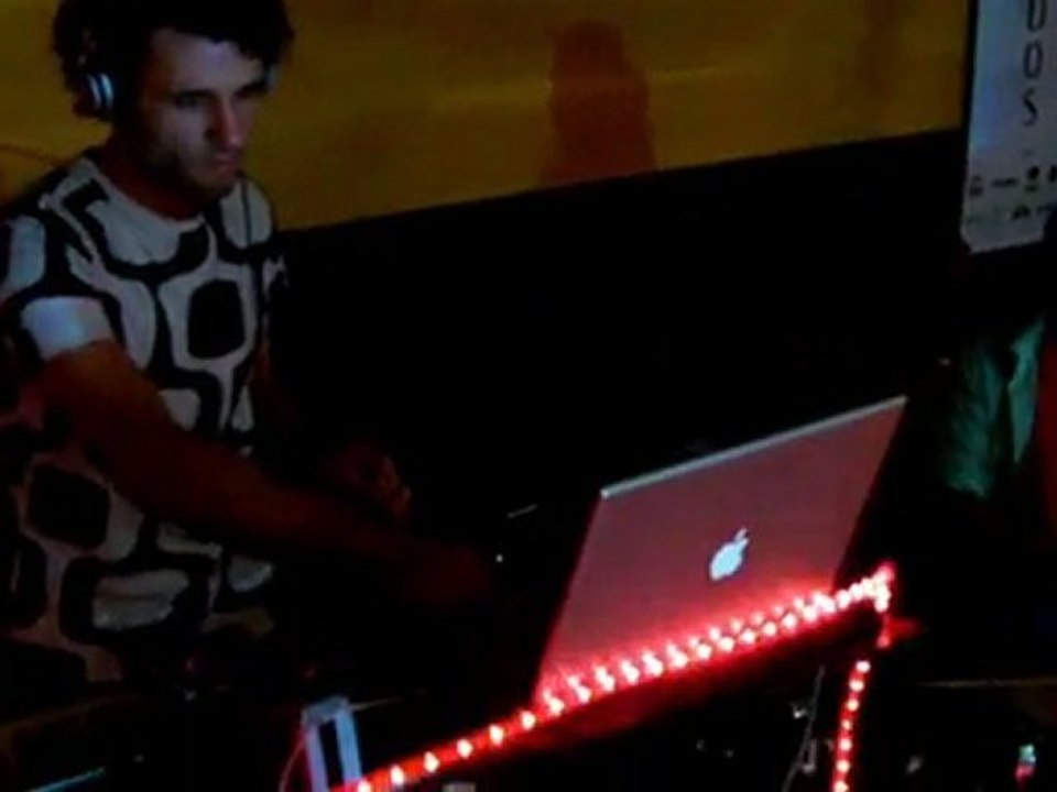 Wave - Bossa Eletrônica - DJ Patrick Dommarco e Percussão Hurate