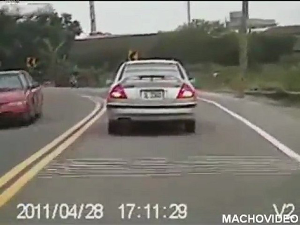 Accident scooter rentre dans une Voiture !!