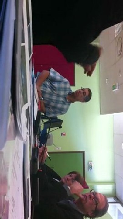 filmé dans un tribunal a bordeaux.le voyou ne craint rien.il comande la police
