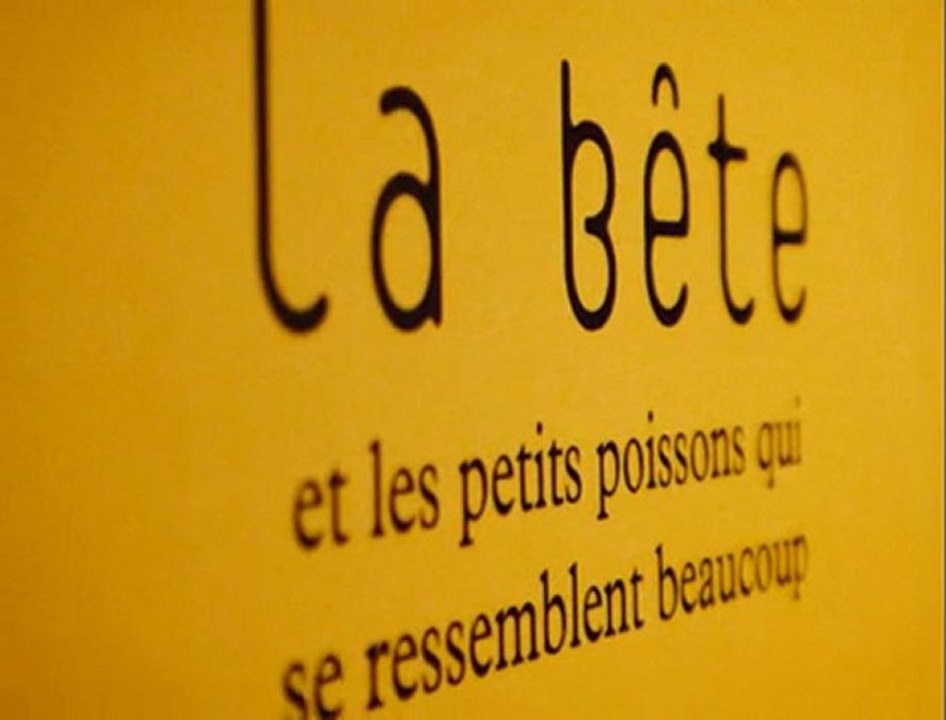 "La bête et les petits poissons qui se ressemblent beaucoup"