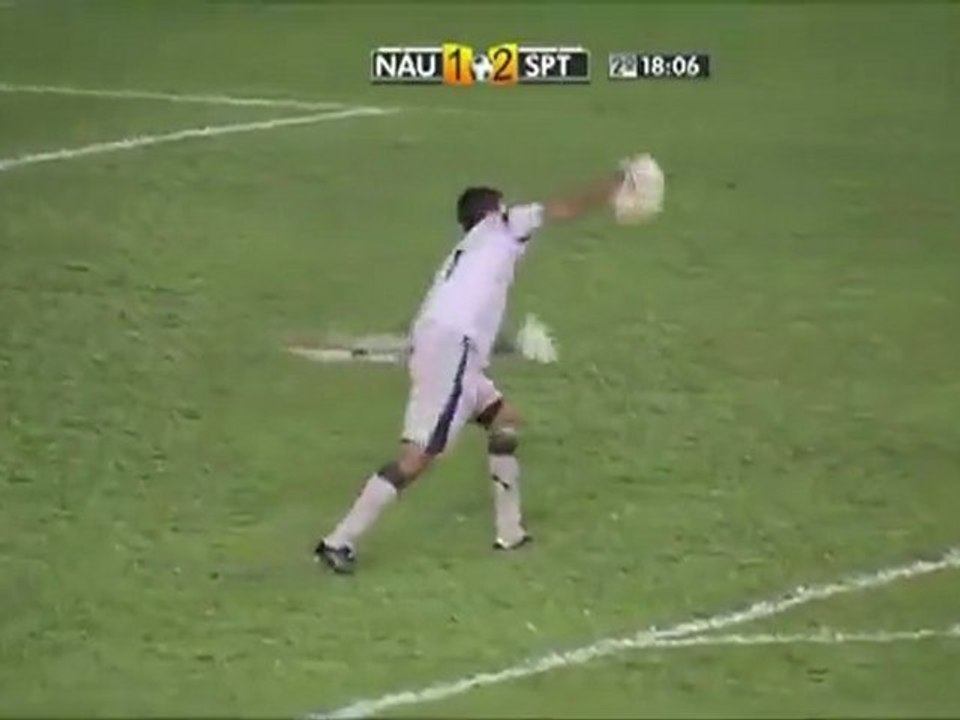 Doppio rinvio da incubo e portiere beffato