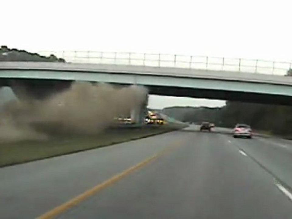 Saut hard en voiture sur l'autoroute !!