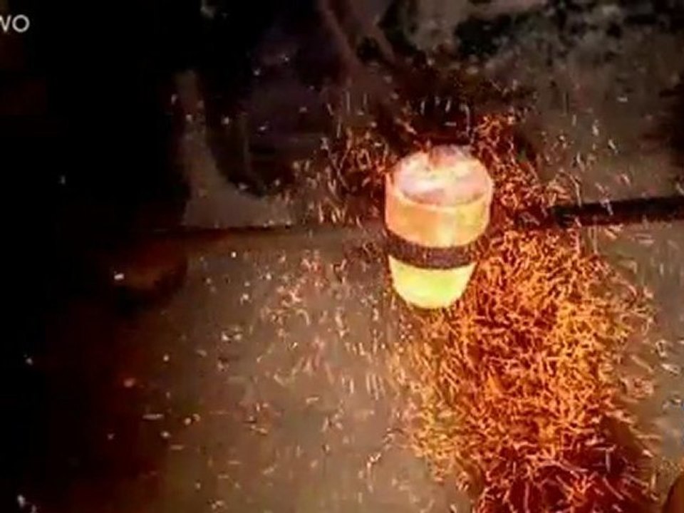 De l'acier liquide à l'épée en quelques minutes - Liquid Fire to Metal Sword in minutes