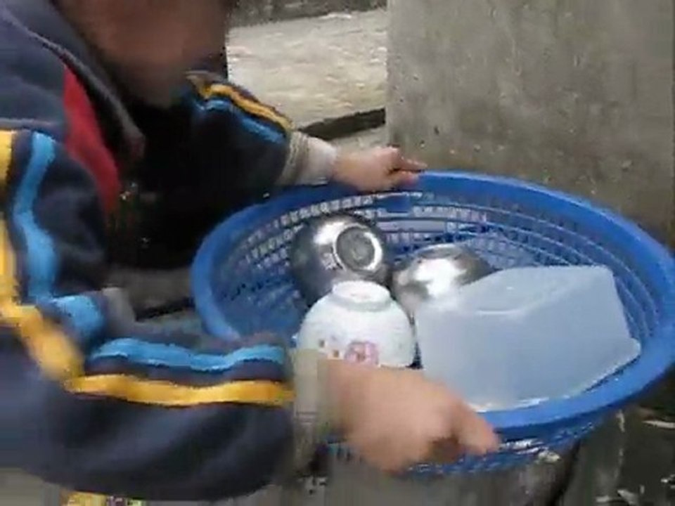 Đặng Công Đức rửa bát  2009 tác phẩm đầu tay