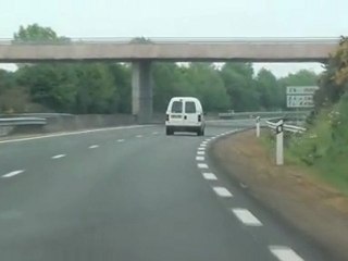 sur la route et tête dans les nuages
