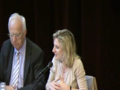 Denis Jacquat, député de la Moselle et Valérie Rosso-Debord, député de Meurthe-et-Moselle lors de la 5è rencontres parlementaires sur la dépendance à Paris, le 3 mai 2011 : De la convergence, de la transversalité, de la simplification des répon