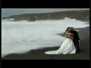 0291 - Jeunes mariés owned par une vague