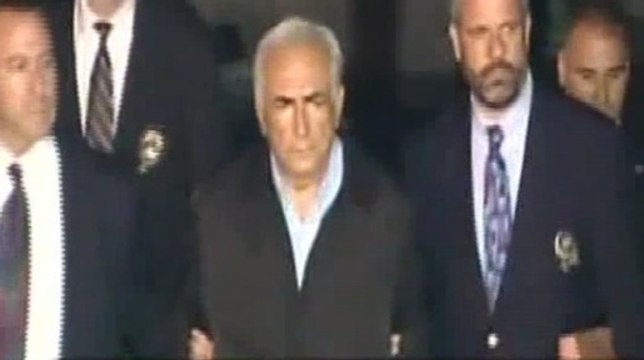 DSK menotté quittant le commissariat (zapping)