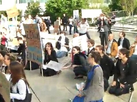 Sit in pour Total et Areva - Manif anti Ecolo à la Défense 5 mai 2011