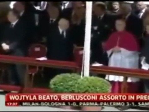 Silvio Berlusconi s'endort pendant la béatification de Jean-Paul II