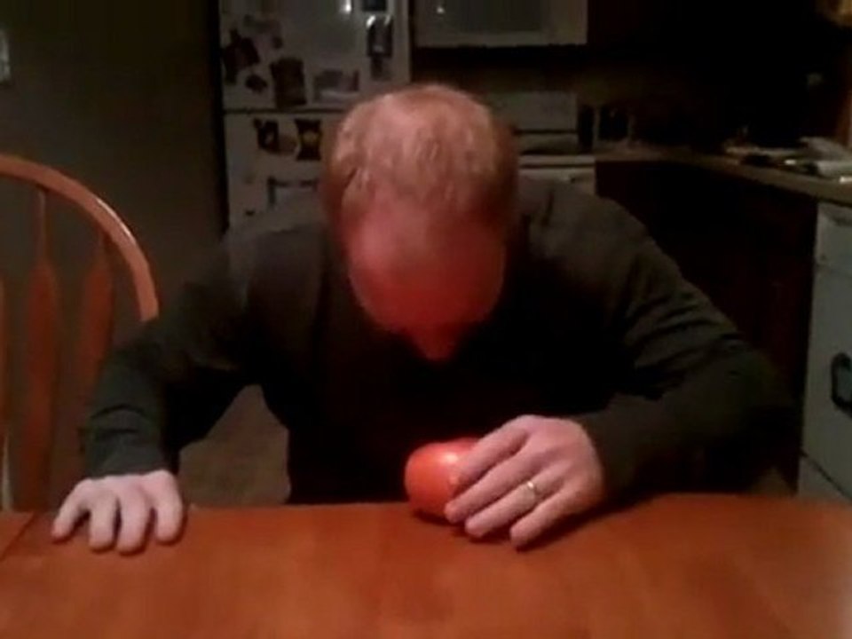 regis ecrasse une pomme avec sa tete