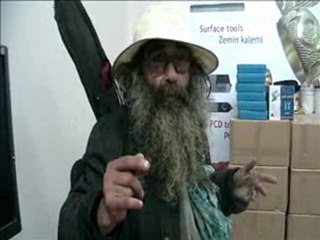 Sokaktaki hayatın sıcaklığını sırtında taşıyan adam...