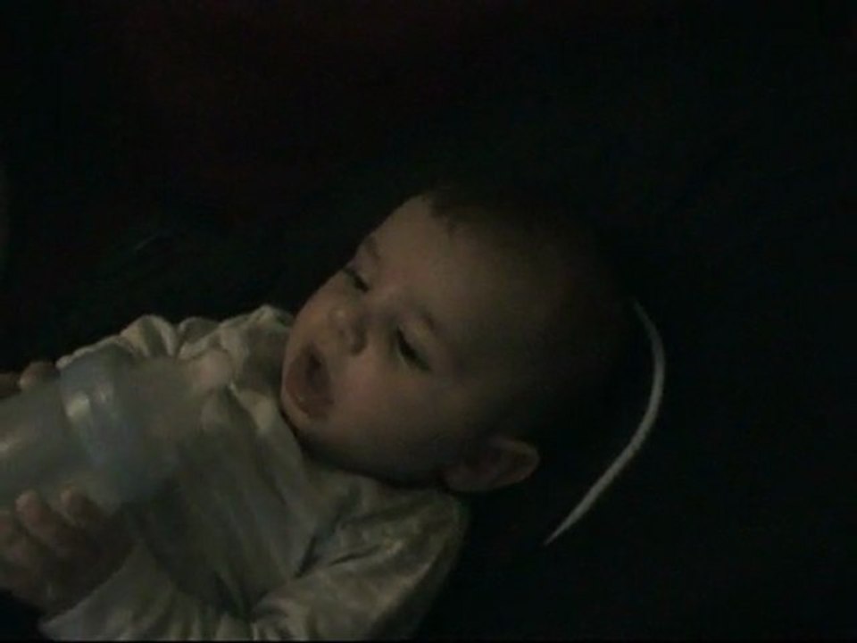 Thomas boit tout seul