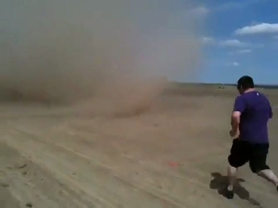 homme rentre dans le coeur d'une tornade