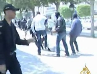 Tunisie - Manifestation : Fille agressée par 6 Policiers 06/05/2011
