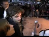 Robert firmando autografos en Daily Show con Jon Stewart Marzo 2010