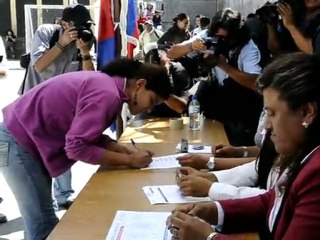 Mujeres detenidas votan en Quito un día antes del referendo