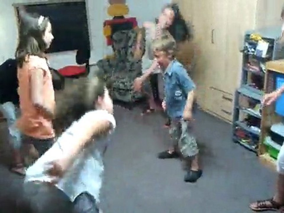 Luuk danst met de meisjes