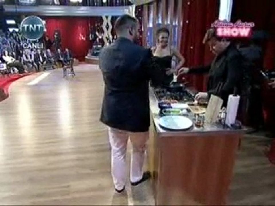 Hülya Avraş Show'da Fatih Ürek Menemen Yaptı!