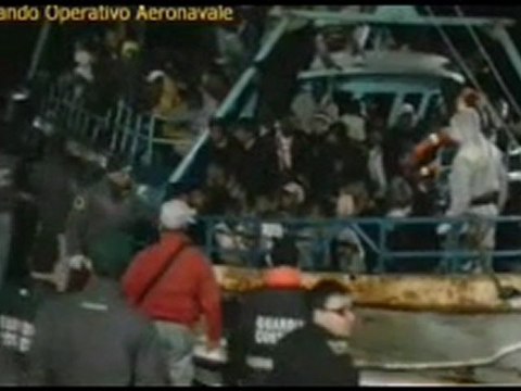 Lampedusa (AG) - Alla deriva barcone