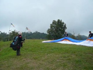 DECOLLAGE PARAPENTE KOTA KINABALU (RATE)