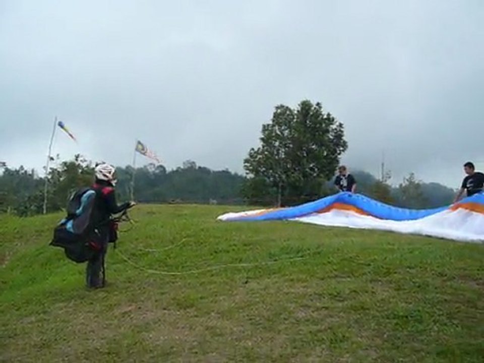 DECOLLAGE PARAPENTE KOTA KINABALU (RATE)