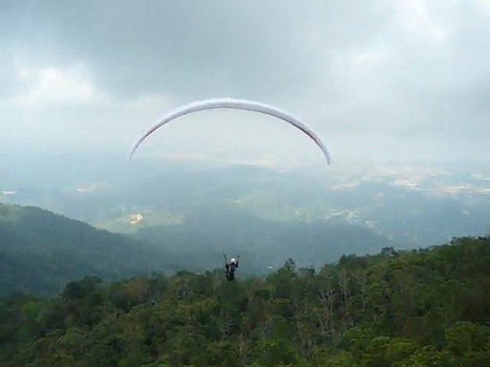 DECOLLAGE PARAPENTE KOTA KINABALU (REUSSI)