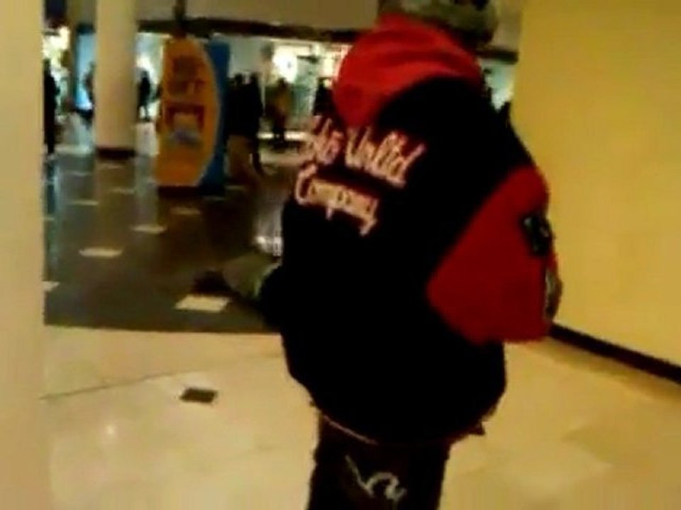 Un abruti prend l'escalator...