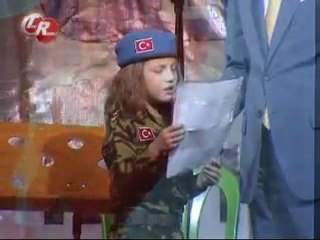 Küçük Kız'dan Ağlatan Şiir - VURULDUM ANNE...