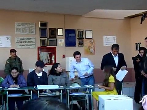 Rafael Correa vota en referendo para reformar la justicia